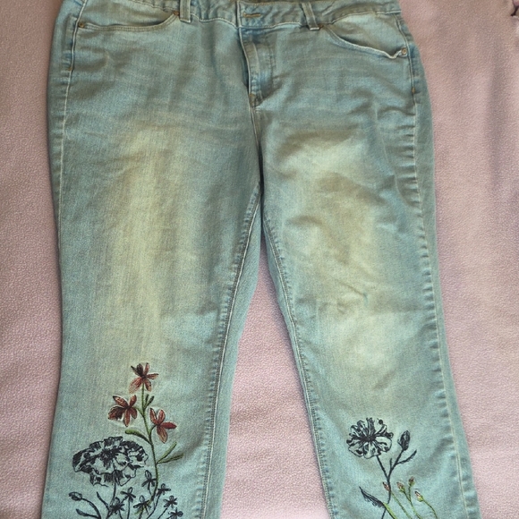 MsShe Denim - Embroidered Ankle Crop Jeans - Light Teal Green